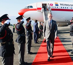 Don Felipe pasa revista a un Cordón de Honor